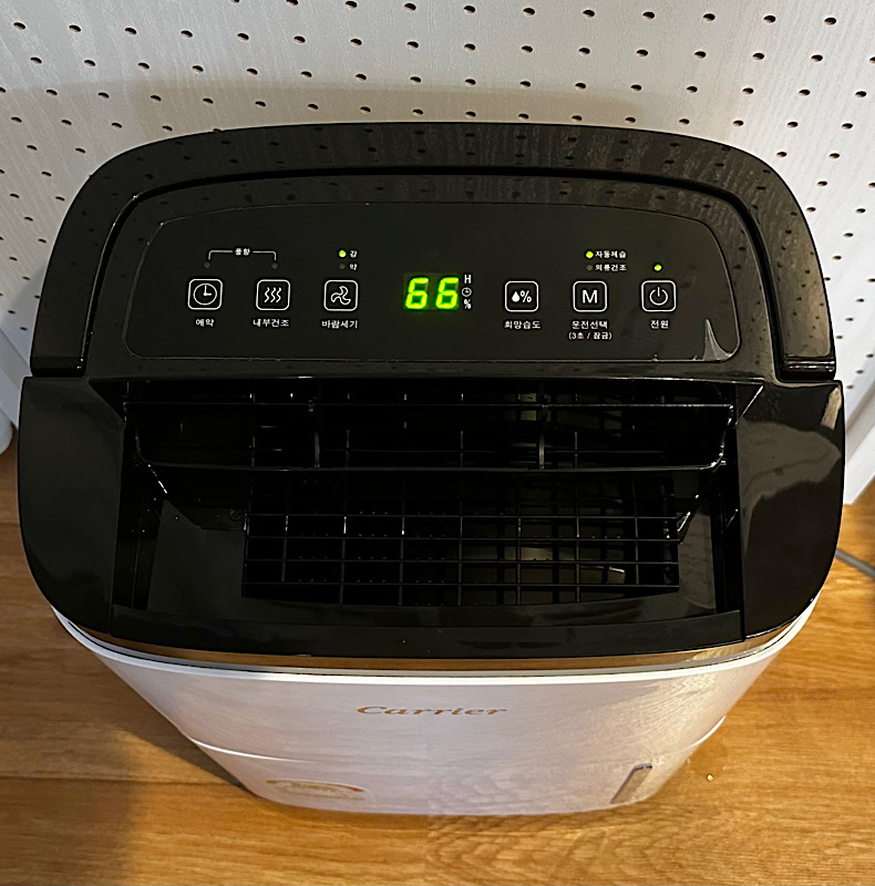 캐리어 제습기 상단 조작부와 디지털 습도 표시 모습
