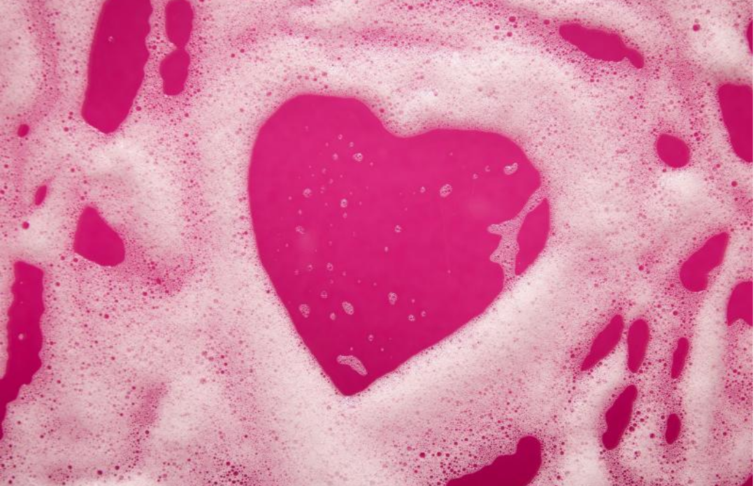 거품이 잔뜩 있고 핑크색 하트가 표시되어 있다.