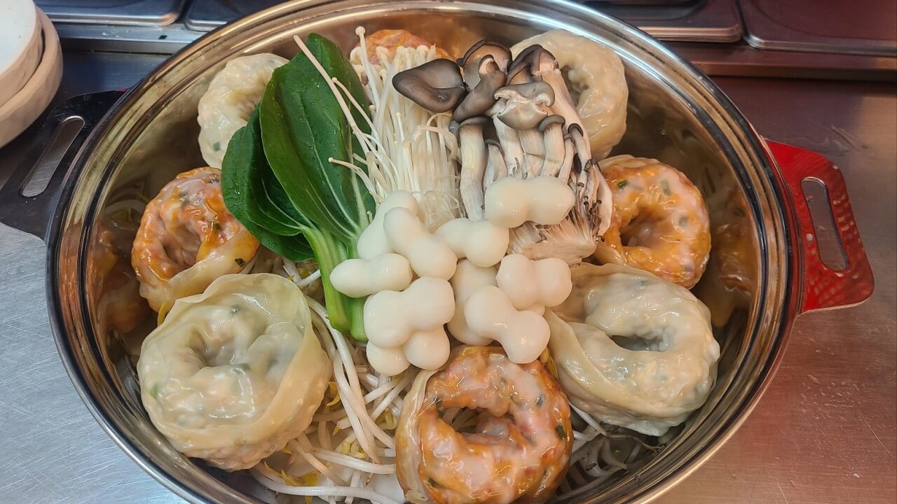 생방송투데이 외국인의 밥상 경기 수원시 굴림만두전골 맛집 행운만두칼국수 생방송투데이 3779회