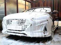 스노우폼을 이용하여 벌레자국을 제거하는 장면