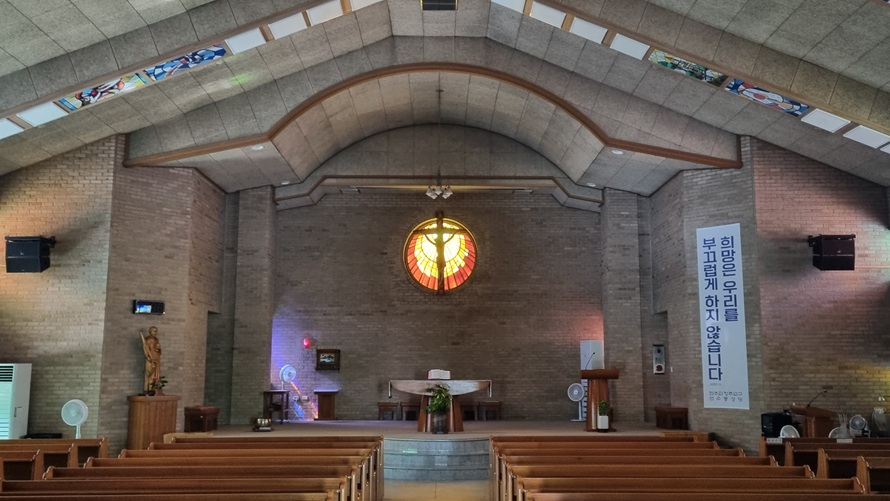 충주 연수동 성 바오로 성당 성전 안 제대, 제단, 십자고상, 감실 사진