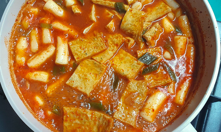 어묵을 추가하고 끓이고 있는 떡볶이