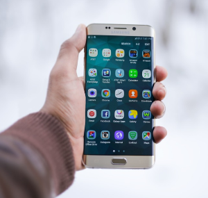 남자가 스마트폰을 손에 들고 있다