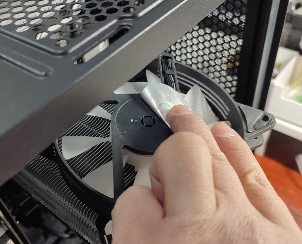 다크플래쉬 팬은 베어링 구멍이 막혀있어요.