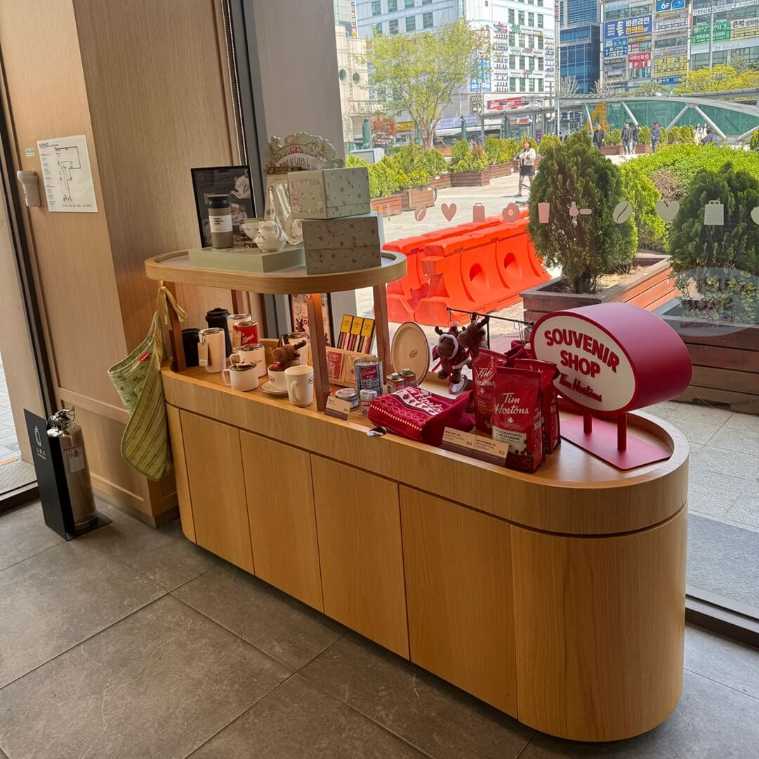 팀홀튼 MD 상품 텀블러 굿즈 진열