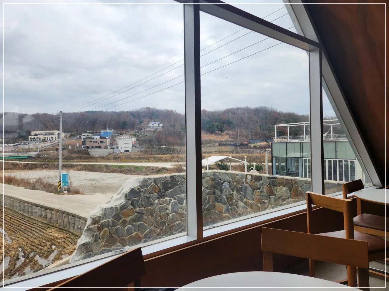 아산-카페-노커-2층-뷰