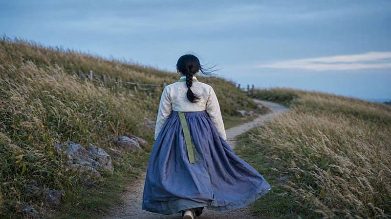 <img src="Suni-standing-alone-on-a-windy-hill.jpg" alt="바람 부는 언덕에서 홀로 서 있는 순이">