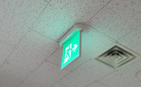 천정에-설치된-유도등