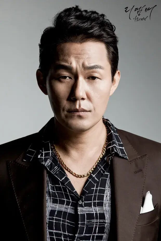 리멤버 아들의 전쟁의 주인공 박동호역의 박성웅 메인 홍보 포스터입니다.