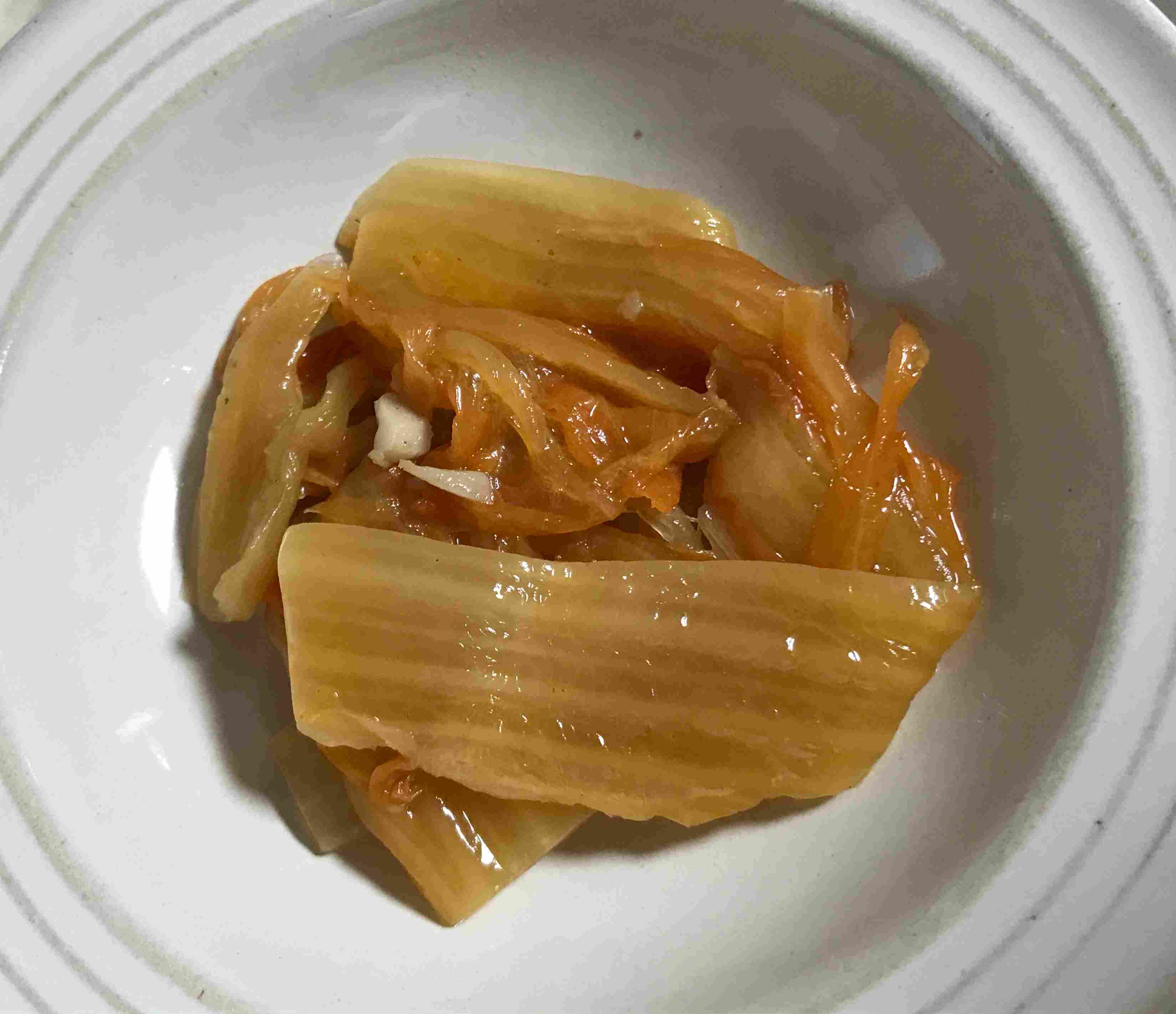 접시에 담은 묵은지볶음