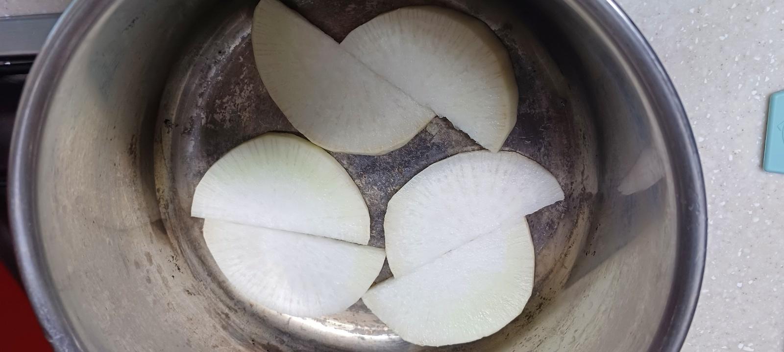 냄비 바닥에 무 깔기