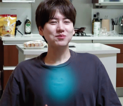 슈퍼주니어의 규현이 편안한 표정으로 웃고 있는 짤