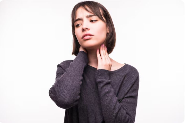 갑상선에 이상이 있어 병원에서 의사에게 잔료 중인 여성