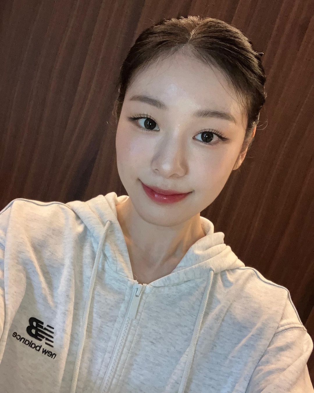 후드티 김연아와 블랙 드레스