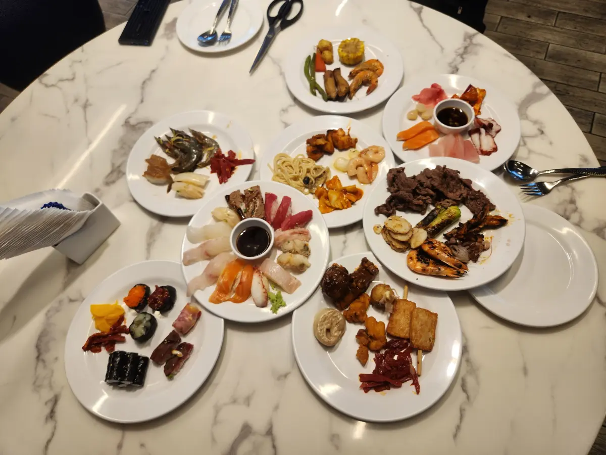 마곡-가성비-좋은-더메이드-뷔페-다양한-음식-초밥-육회-고기-그릴에-구운-해산물