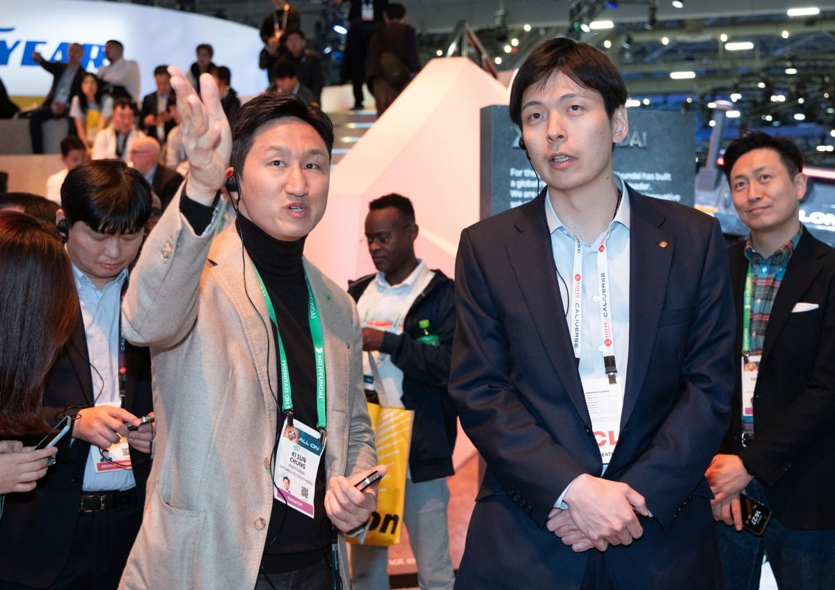 &lsquo;CES 2024&rsquo;에 마련된 HD현대 전시관에서 대화를 나누는 정기선 HD현대 수석부회장과 신유열 롯데지주 부사장.