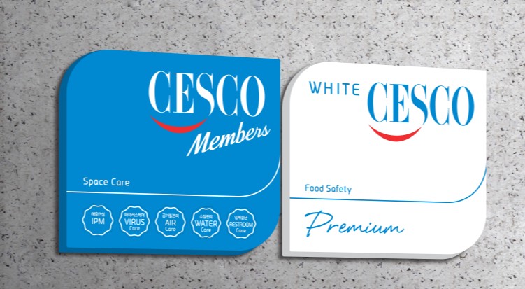 하늘색과-파란색의-cesco-마크-간판입니다.