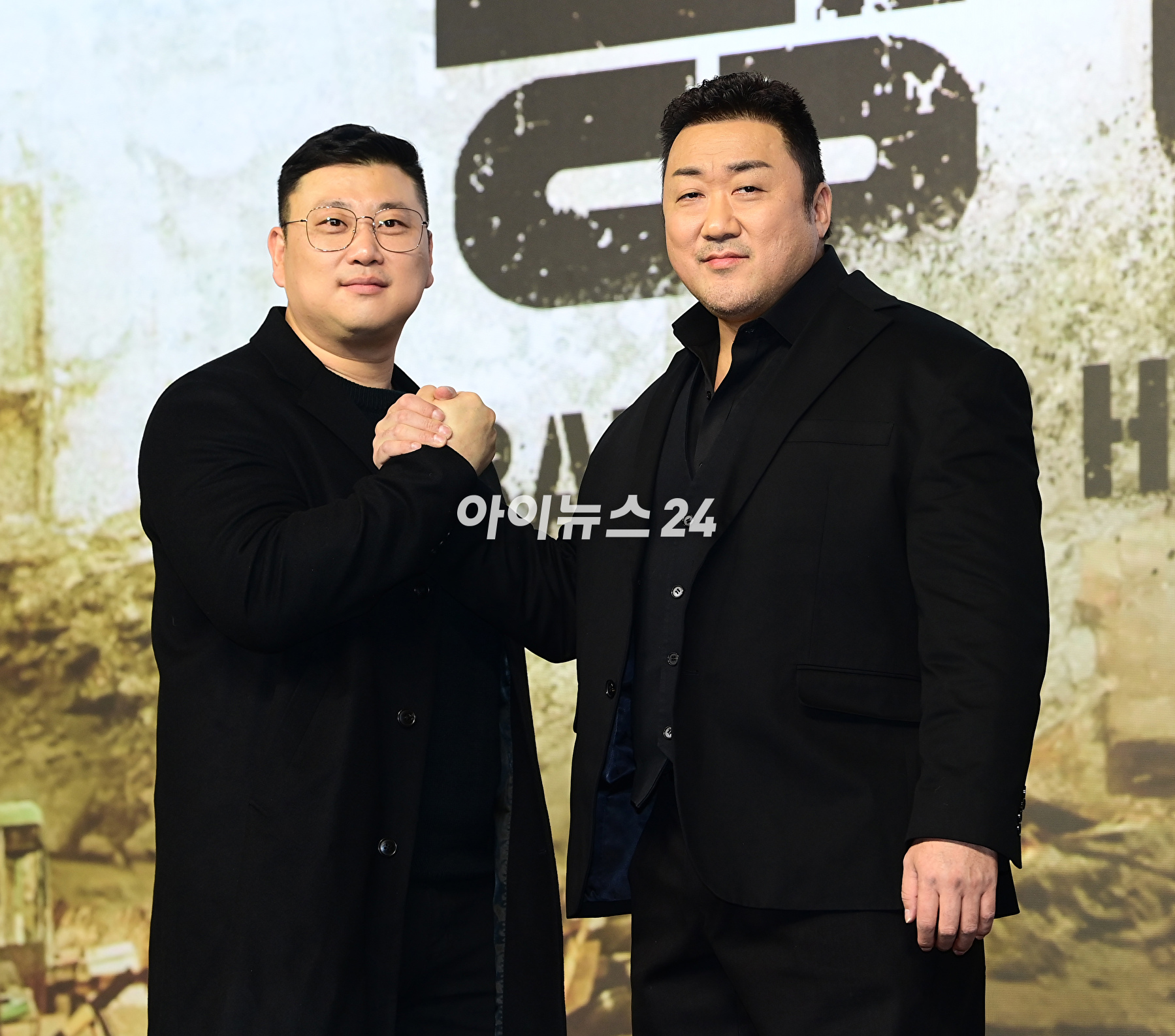 영화감독 허명행과 배우 마동석이 16일 오전 서울 종로구 JW메리어트 동대문스퀘어서울에서 열린 넷플릭스 영화 &#39;황야&#39;(감독 허명행) 제작보고회에 참석하고 있다. [사진=정소희 기자]