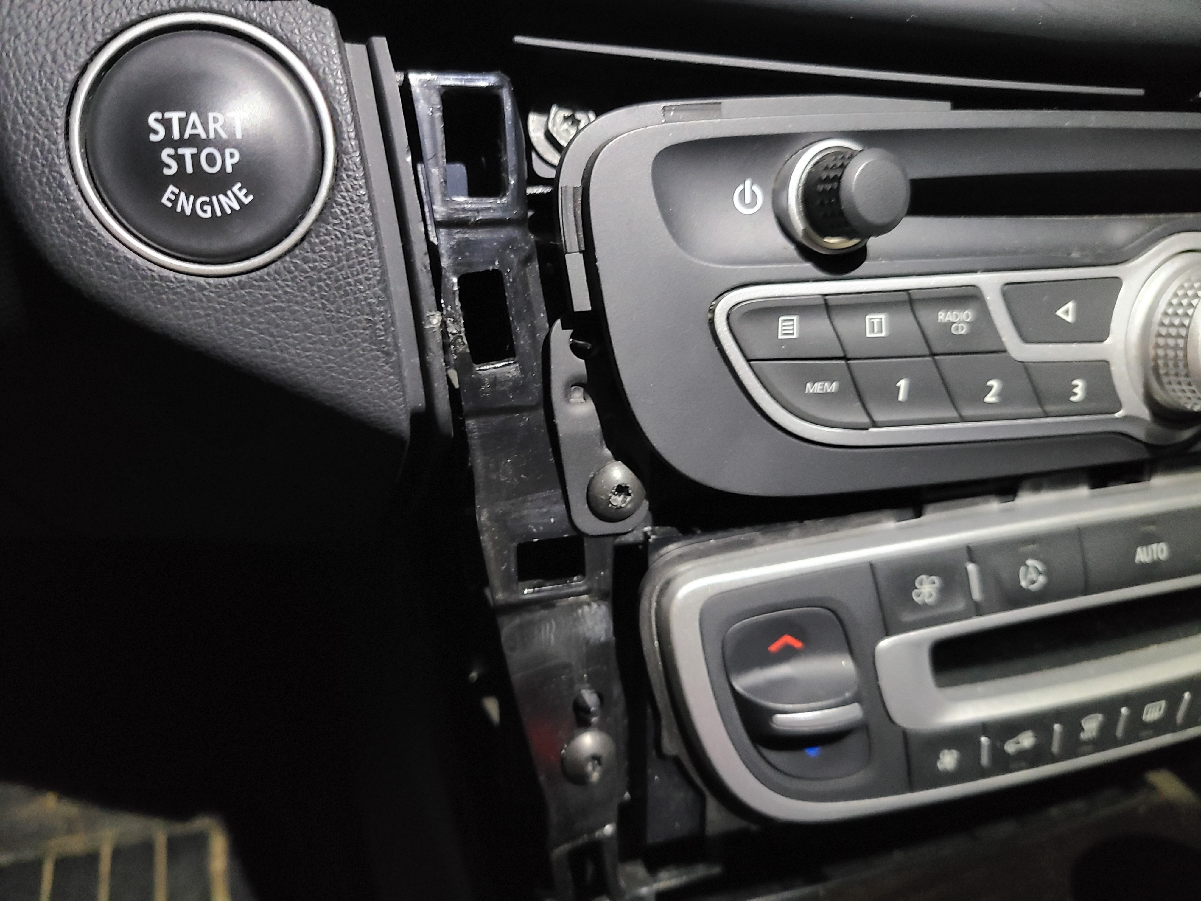 뉴sm5 내장재 탈거후 보이는 볼트