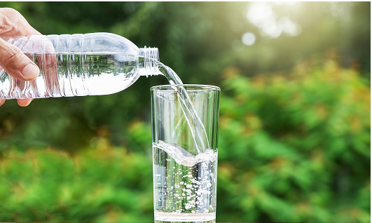 게실염치료-물컵에물따르는손과컵