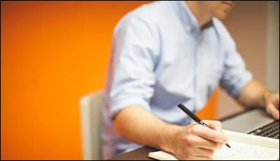 일하고 있는 남성