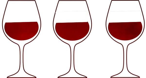 와인이-담겨있는-잔