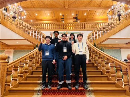 이번 연구에 참여한 연구진 사진: (앞줄 왼쪽부터) 박경덕 교수(POSTECH 물리학과·반도체공학과, IBS/공동 교신저자), 문태영 석박통합과정(POSTECH 물리학과, IBS/제1저자), 서영덕 부연구단장(IBS 다차원 탄소재료 연구단·UNIST 화학과/공동 교신저자), (뒷줄 왼쪽부터) 이형우 연구원(POSTECH 물리학과/공저자), 구연정 연구원(POSTECH 물리학과/공저자)