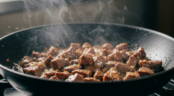 겁게 달궈진 팬에서 한입 크기로 썰린 소고기가 노릇하게 볶아지고 있다