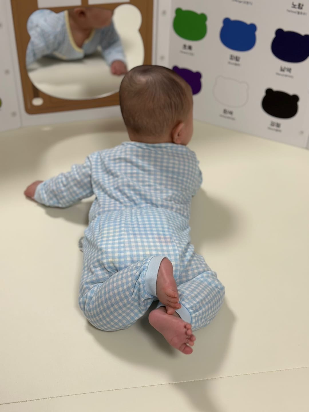 아기 발달 운동하는 모습