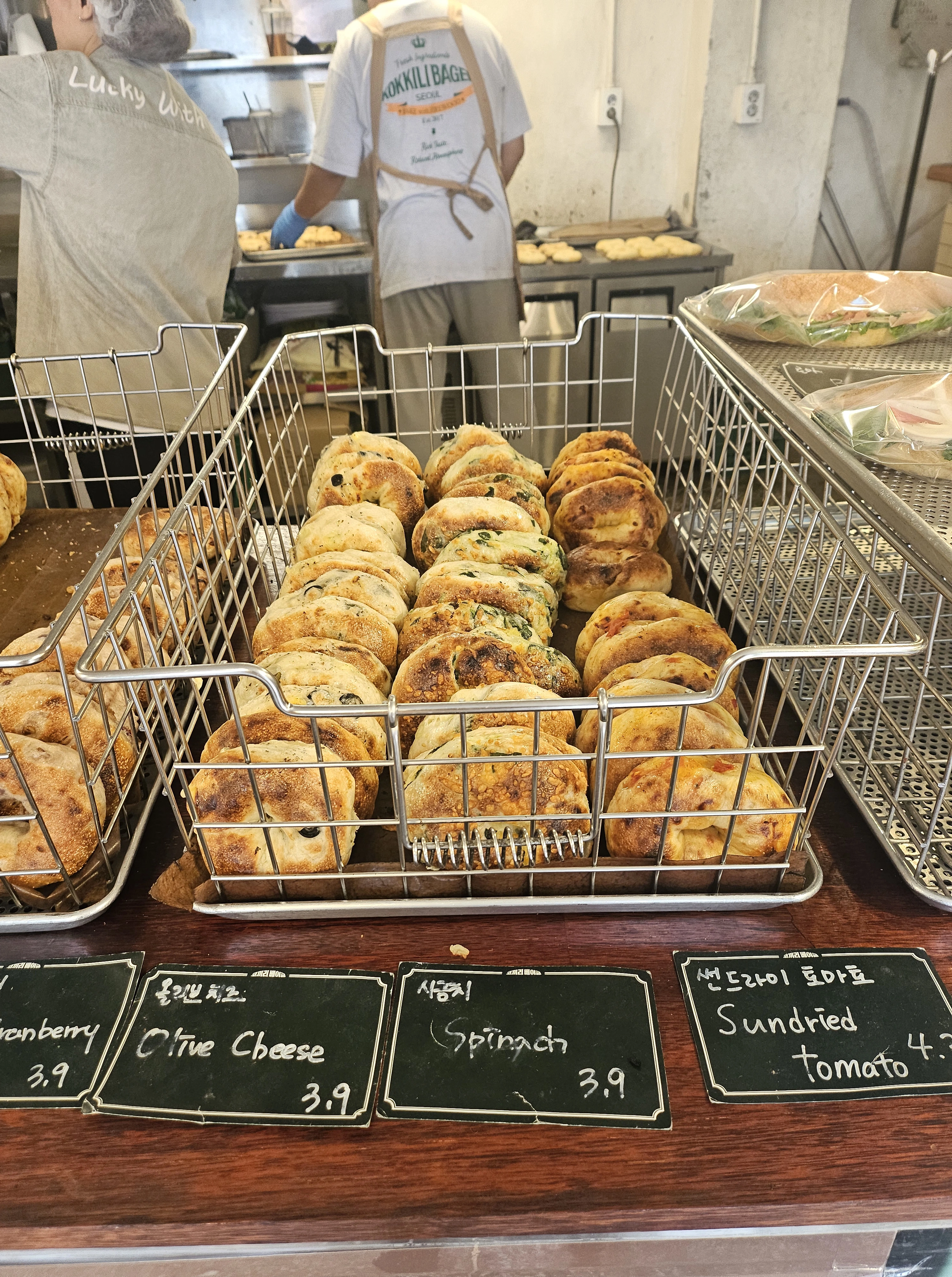 코끼리베이글-한남점-매장내부-올리브치즈베이글-시금치베이글-썬드라이토마토베이글