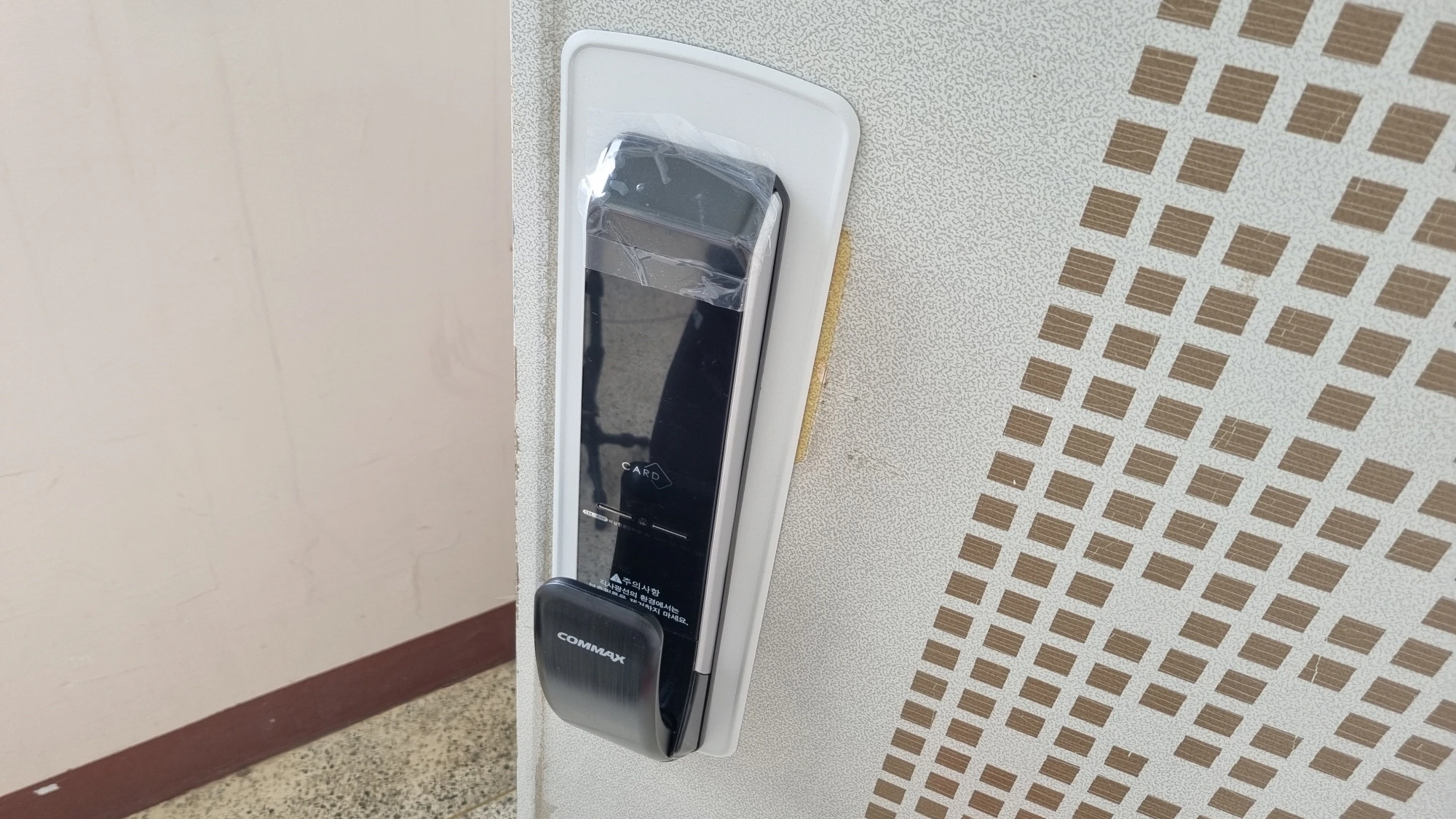 도어락 보강판 설치 모습