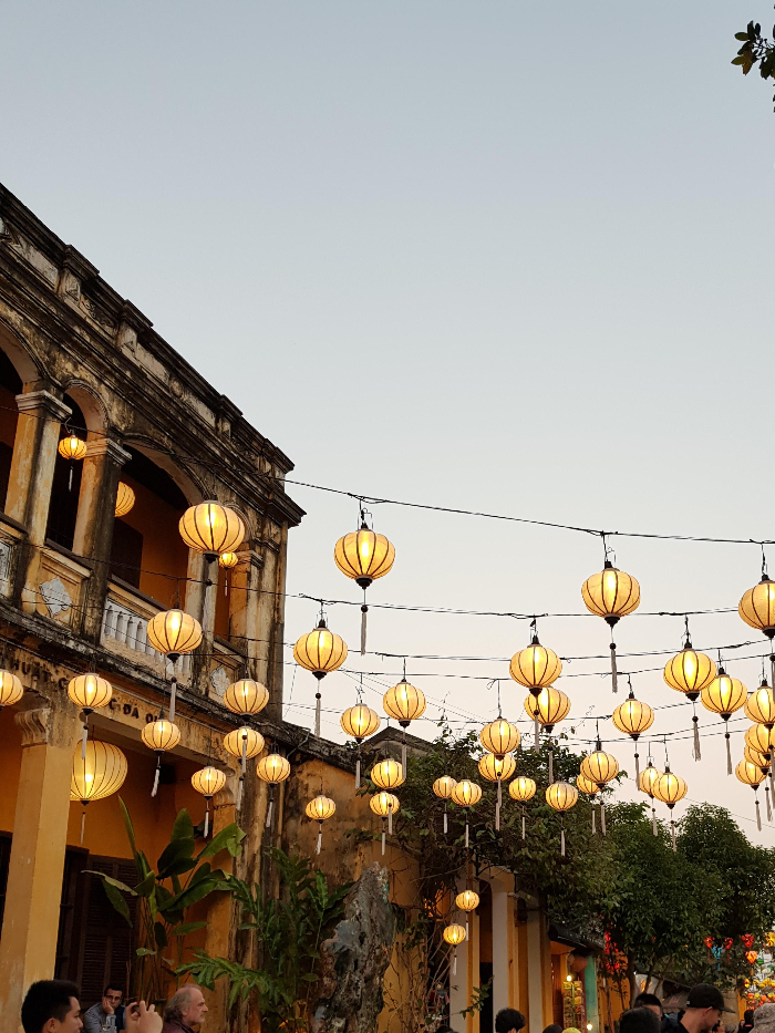 베트남 다낭 호이안 야시장 등불 많아지는사람들