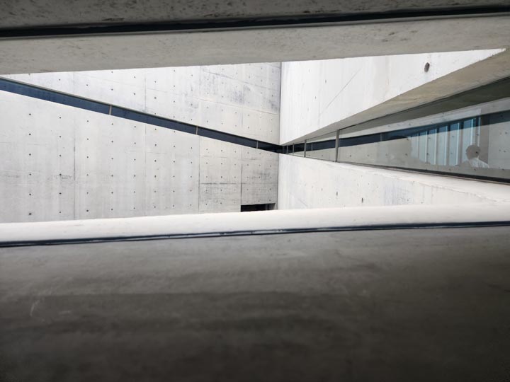 삼각코트가 보이는 창