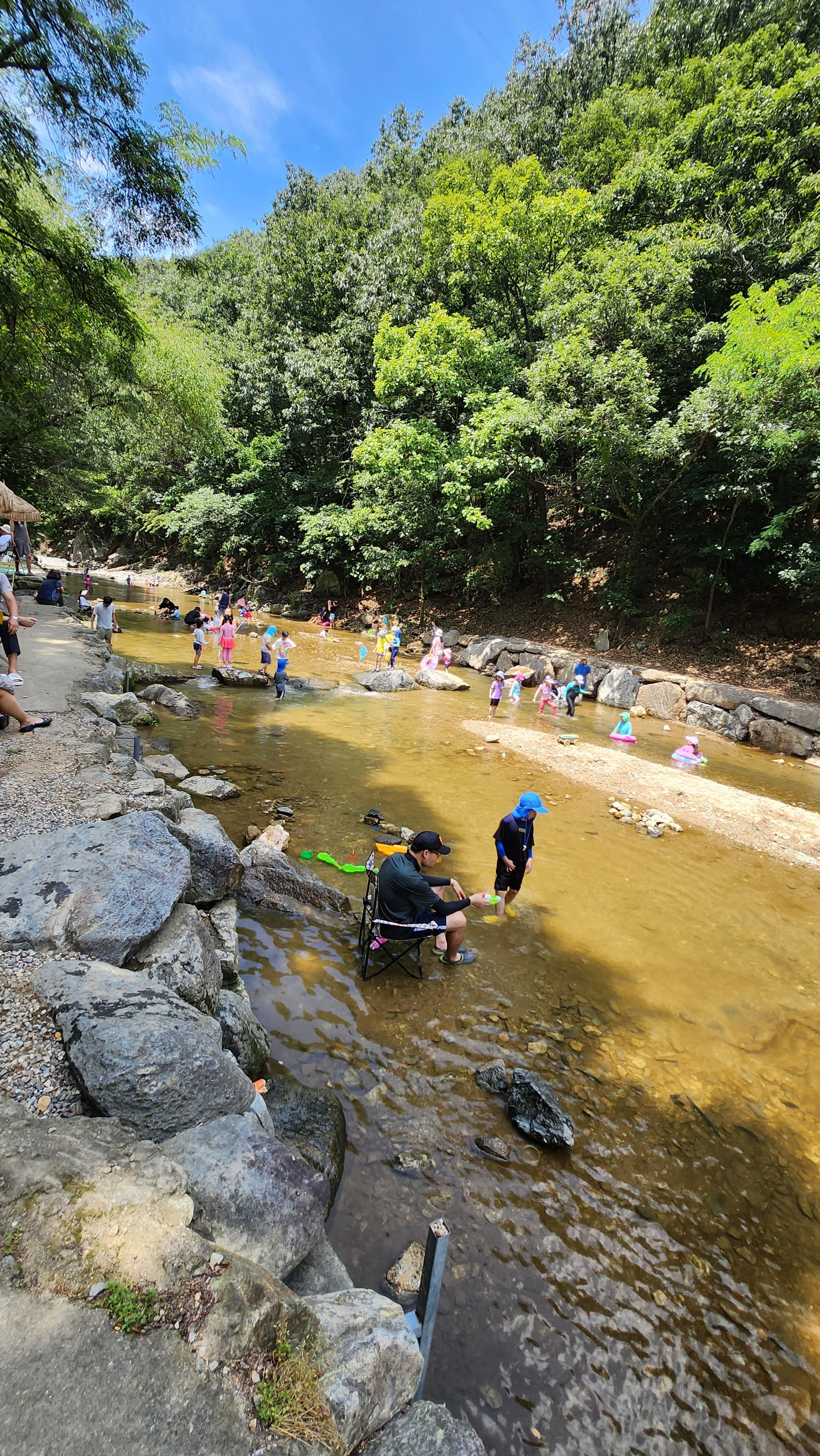 개울테라스 계곡에서 놀고있는 아이들과 어른들