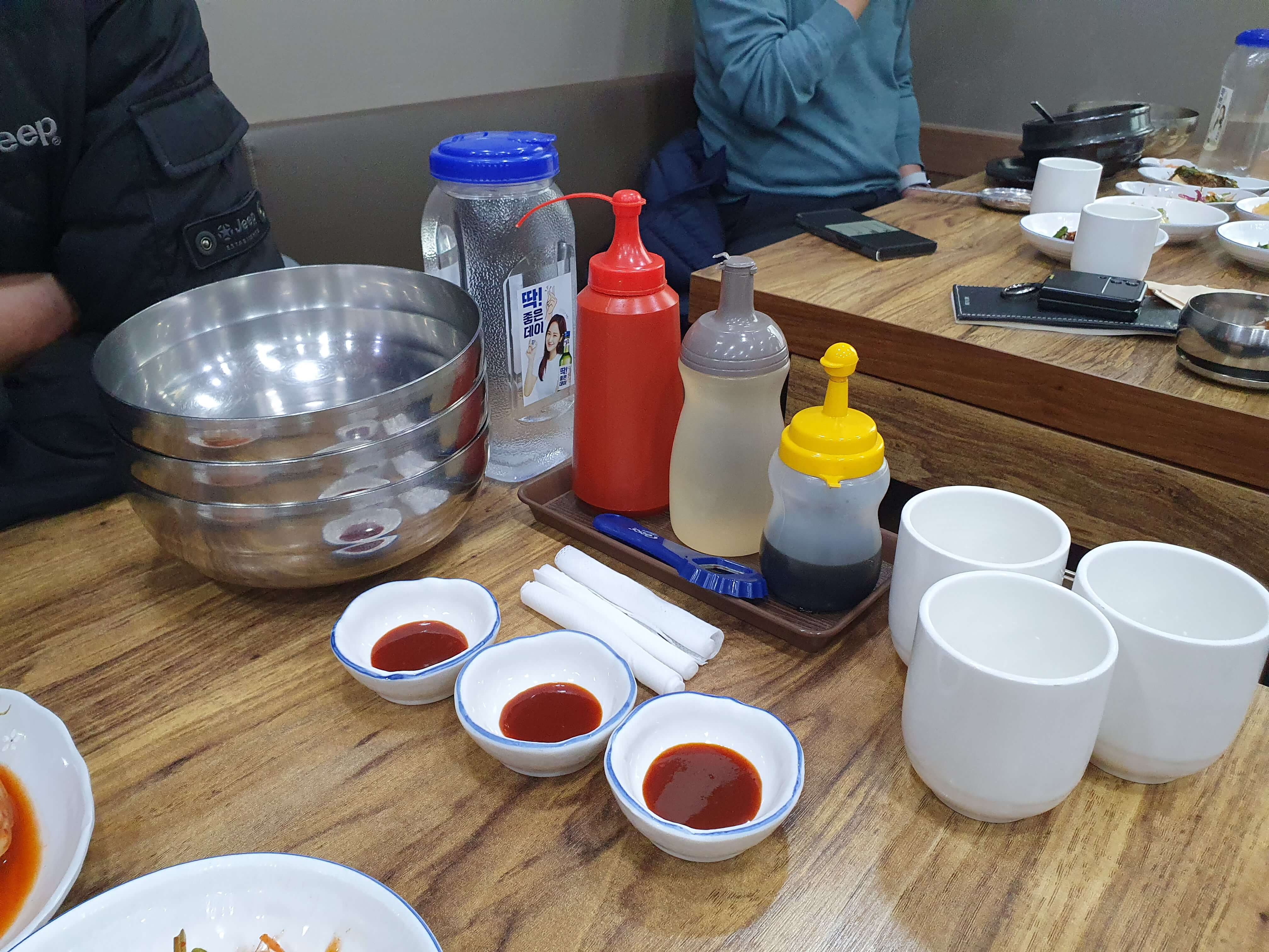 테이블 세팅 초장, 식초, 간장, 물통, 물컵