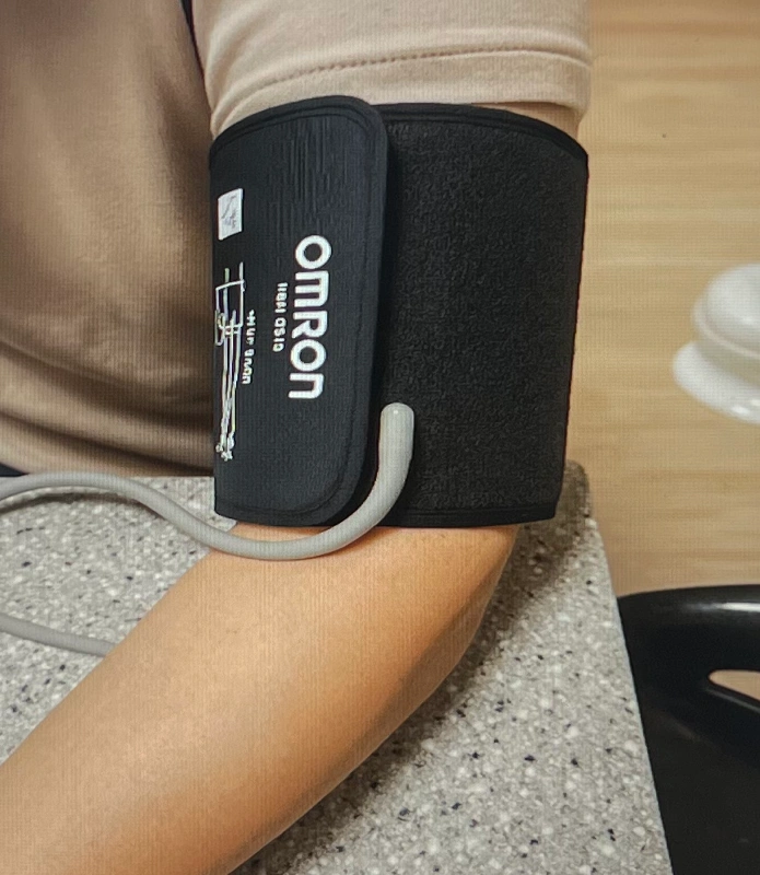 오므론-혈압계-정확도-사용법-알리기-위해서-찍은-혈압재는-사진