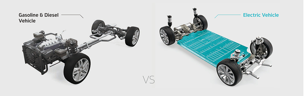 내연기관 플랫폼과 전기차 플랫폼을 비교하는 사진
