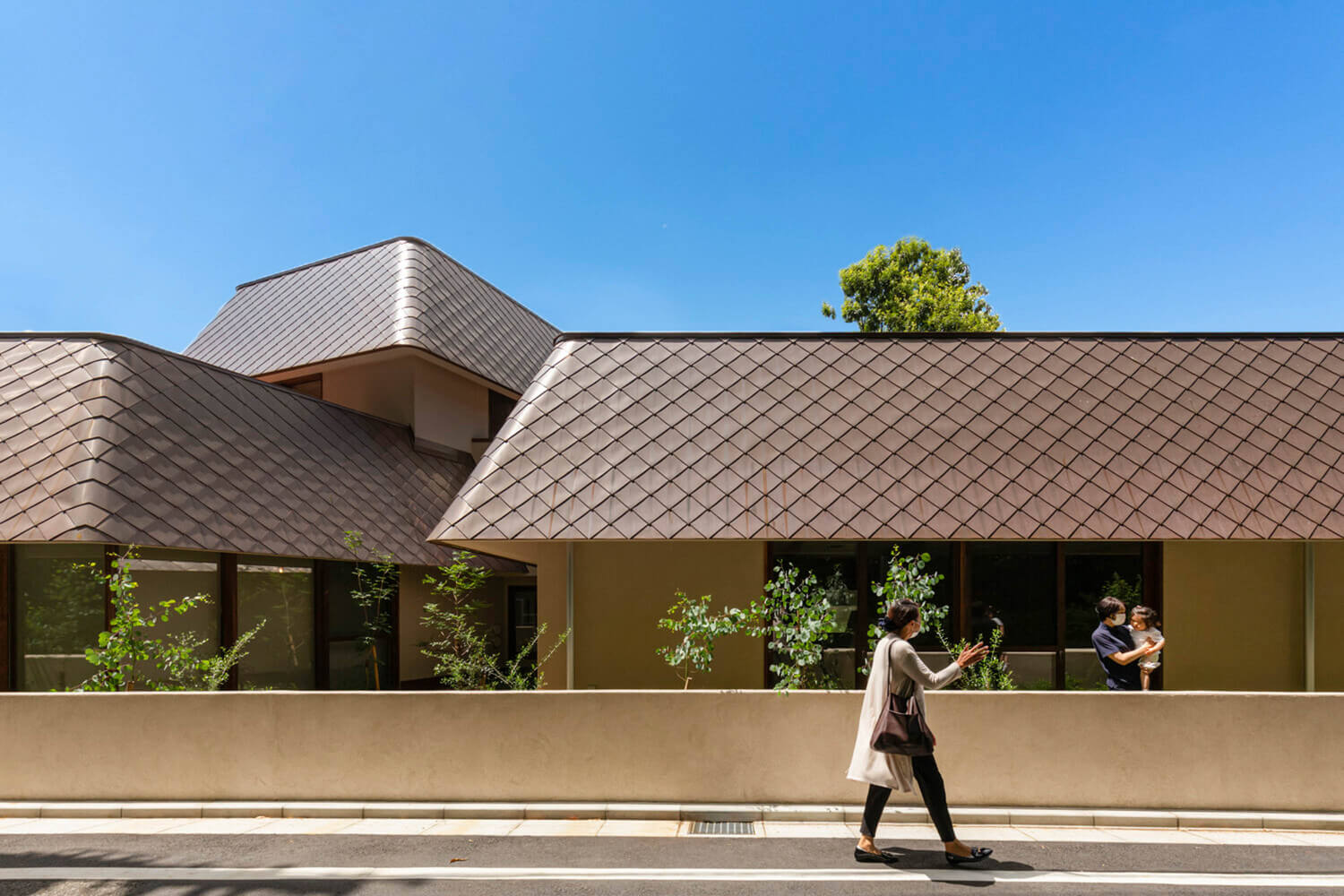 건물-앞에-여자가-손을-흔들며-건너편-아이에게-인사하고-있음