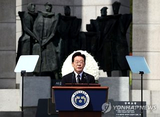 이 대통령 4&middot;19 정신 민주묘지 참석(영상)