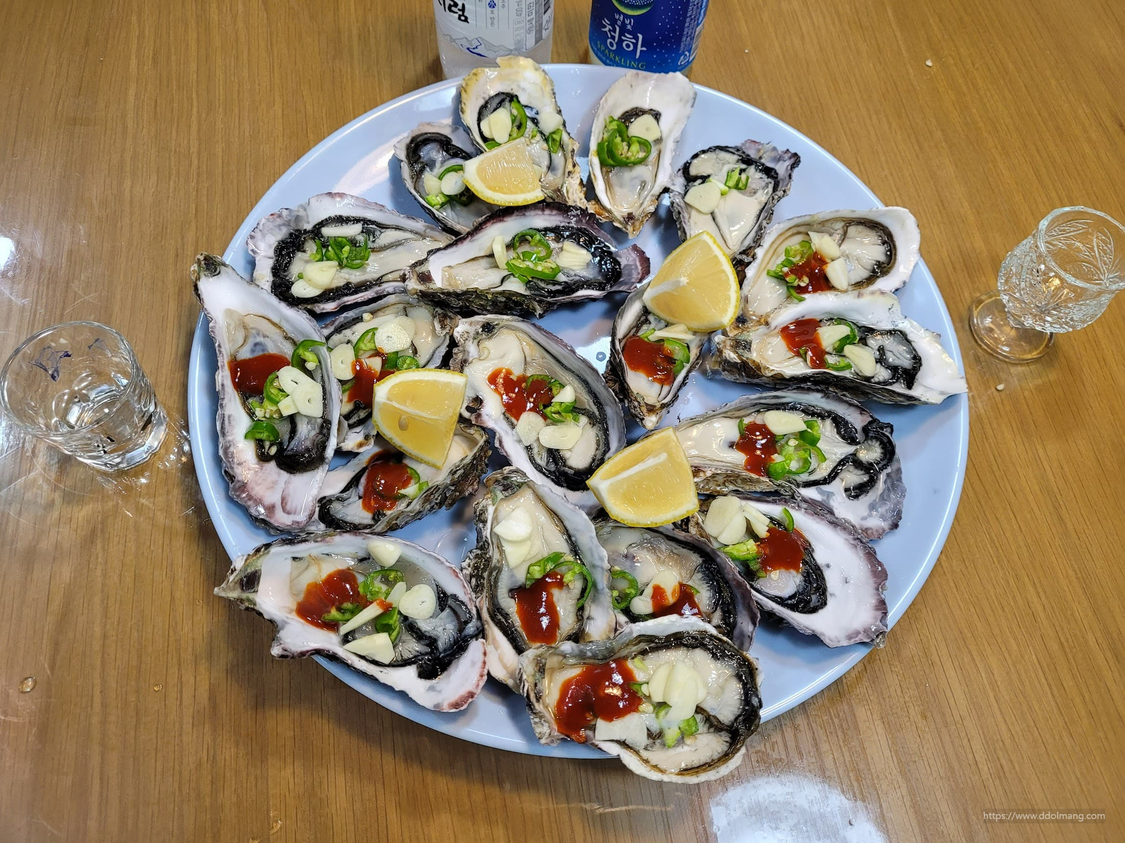 하프쉘 각굴과 찜, 레몬과 청양고추로 즐기는 제철 굴요리