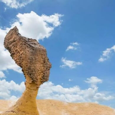 하늘에는-새털구름이-있고-푸른-창공을-배경으로-기이한-암석이-솟아있는-모습