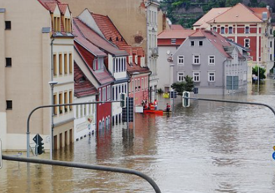 홍수-인해-도로가-잠긴-꿈