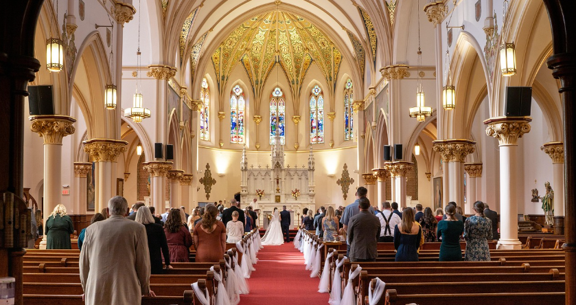 성당에서 올리는 결혼식 사진