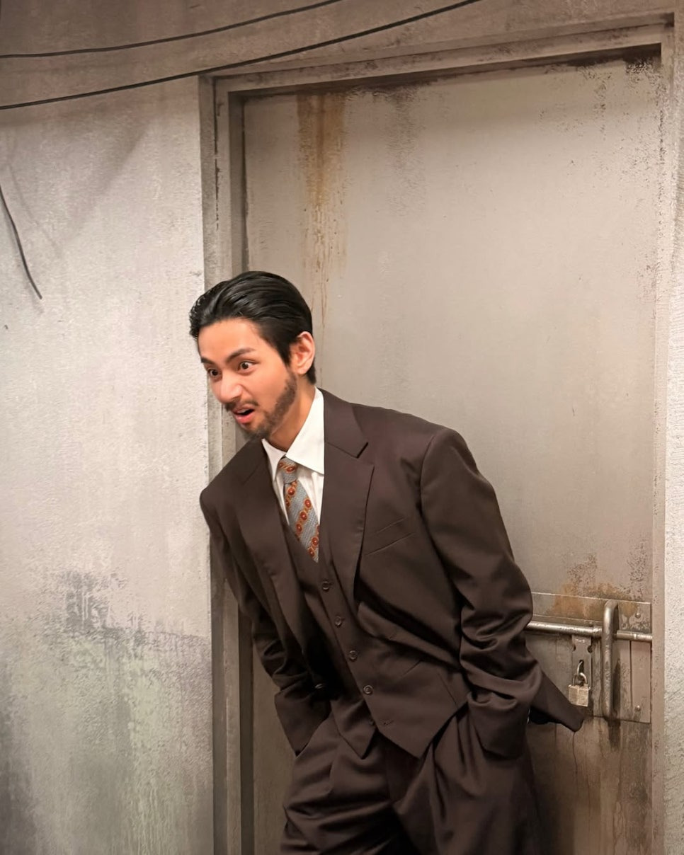 방탄소년단 멤버 뷔 2.0 뮤직비디오를 찍고 포즈를 취함