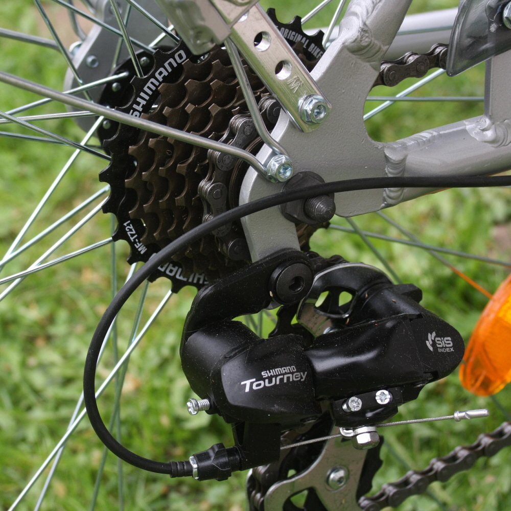The concept of bicycle gear ratio and the principle that front and back gears work together