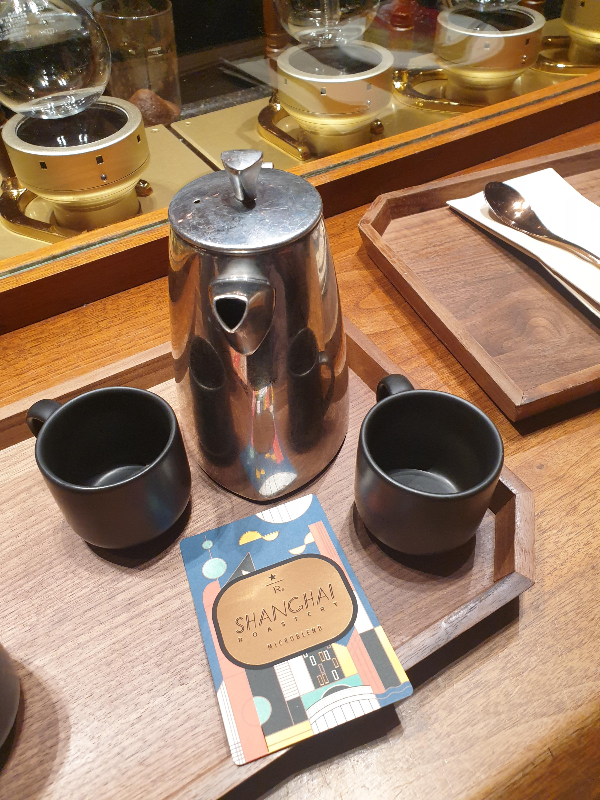 주전자와 함께 머그컵이 나온다.