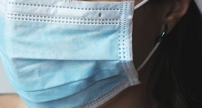 마스크쓰고 있는 사람