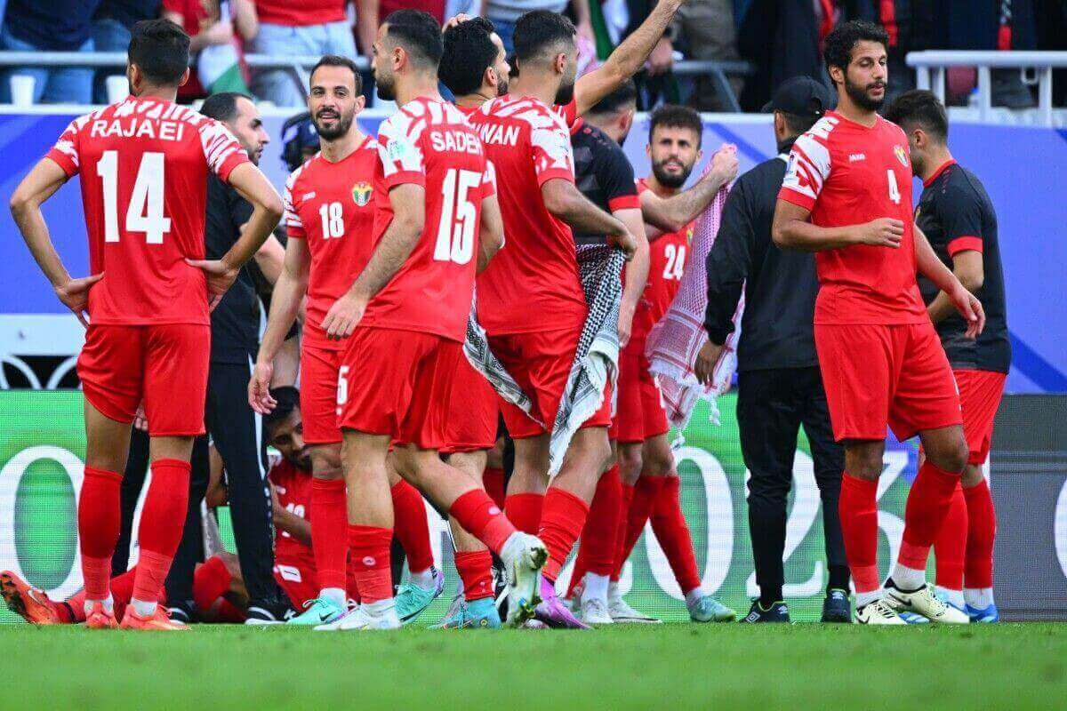 기뻐하는 요르단 축구팀