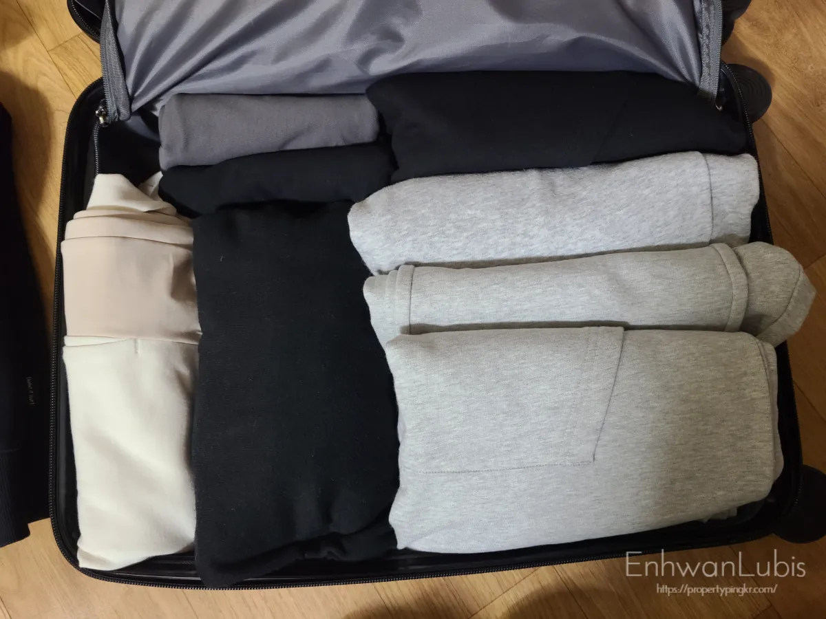 캐리어-한칸에-가득찬-옷-전부-트레이닝복