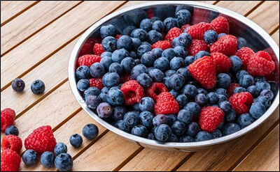 블루베리와 딸기가 담겨있는 그릇